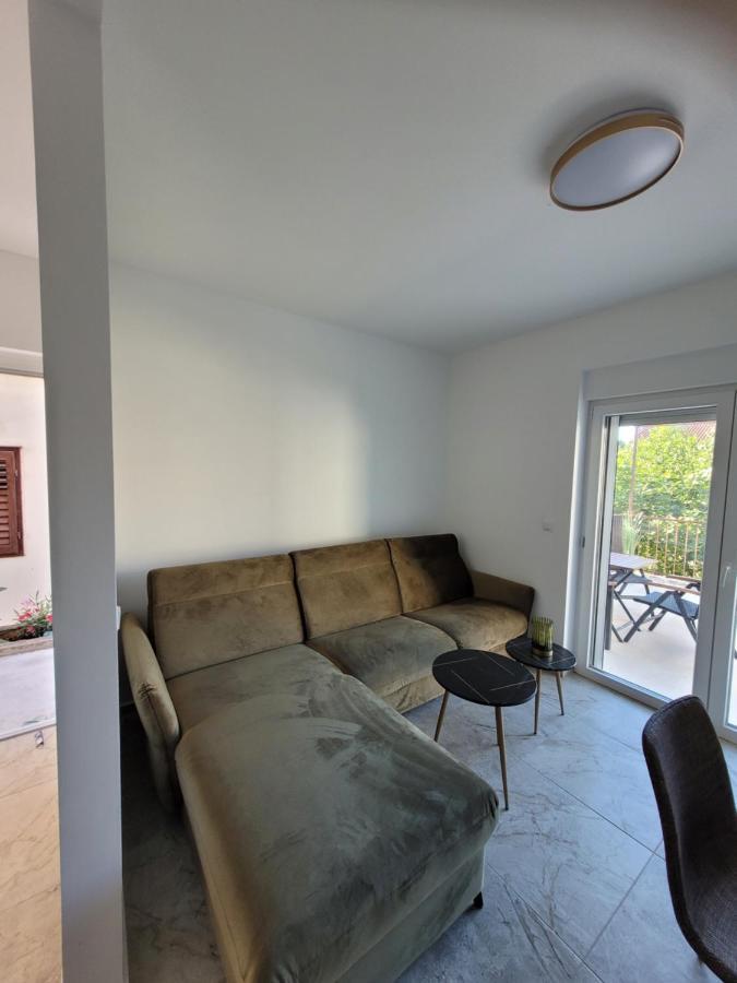 Harizma Apartment Primosten Bagian luar foto